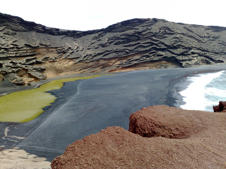 zielone jezioro i lawa