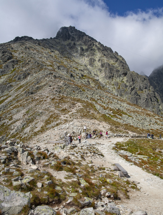 Łomnica w Tatrach, turyści na szlaku pod szczytem