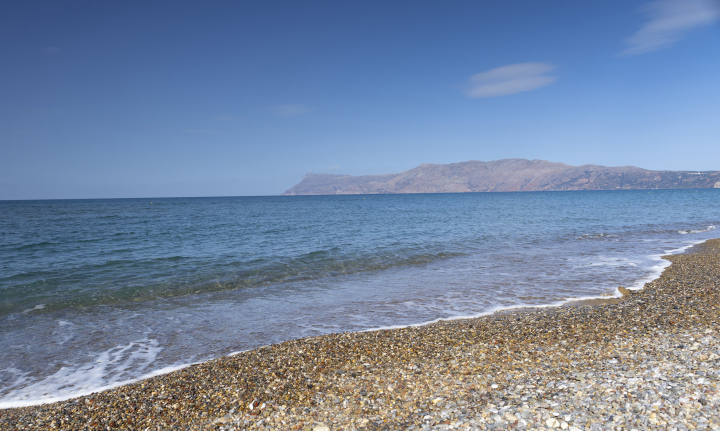 Lazurowe morze, fale i żwirowa plaża w Kissamos - Kreta 