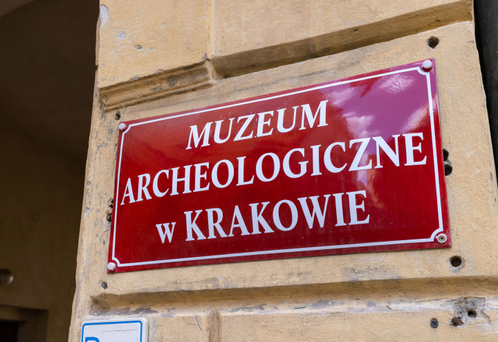 Muzeum Archeologiczne w Krakowie, czerwona tabliczka z napisem przy wejściu.