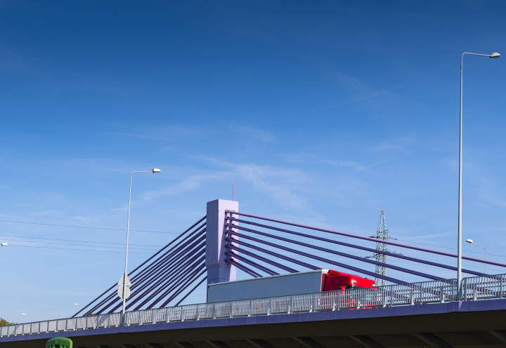 Samochód Dostawczy na Wiadukcie