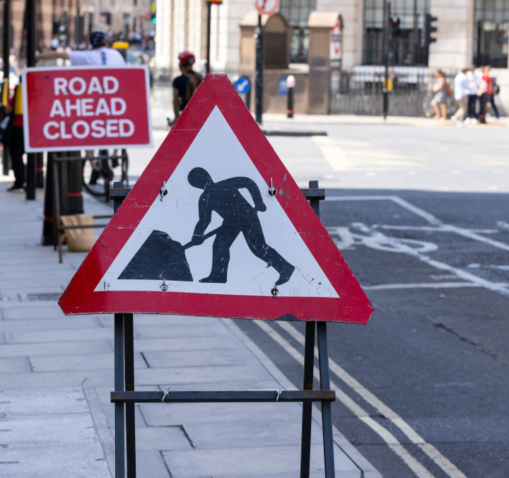 Roboty Drogowe. Znak drogowy w mieście. Zamknięta Ulica.