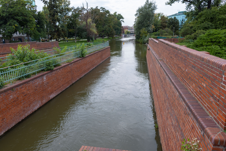 Wrocław, kanał Odry i nabrzeża z mostu św. Klary