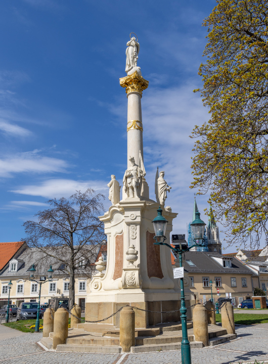 Kolumna z figurą Maryi na placu ratuszowym w Klosterneuburgu.