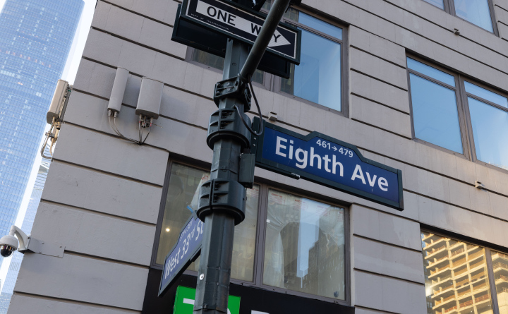 Skrzyżowanie Eighth Ave i West 33rd St w Nowym Jorku.