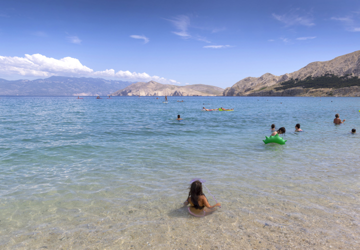 Plaża nad Morzem, Baska na wyspie Krk, Chorwacja