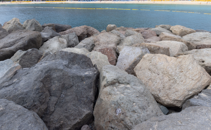 Kamienny Falochron przy brzegu