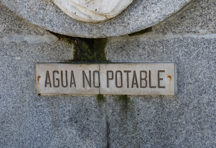 Woda Niezdatna do Picia Napis po Hiszpańsku - zdjęcie stockowe