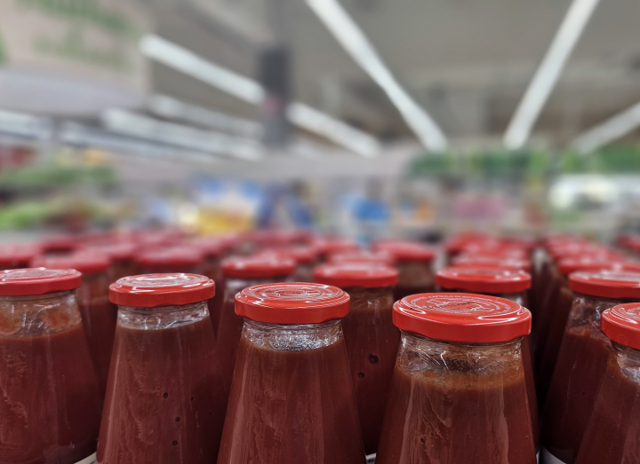 Butelki z przecierem pomidorwym w sklepie