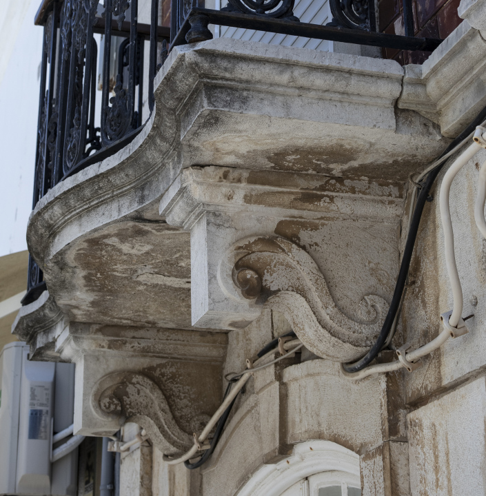 Balkon z Detalami Architektonicznymi