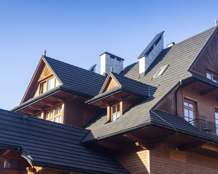 Drewniany Budynek ze Stromym Dachem