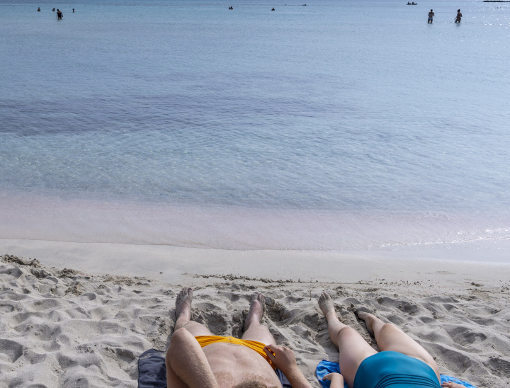 Piaszczysta Plaża w Zatoce, opalanie w stroju kapielowym