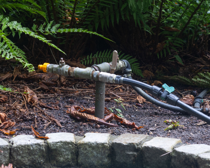 Kran w Ogrodzie i plastikowe rury