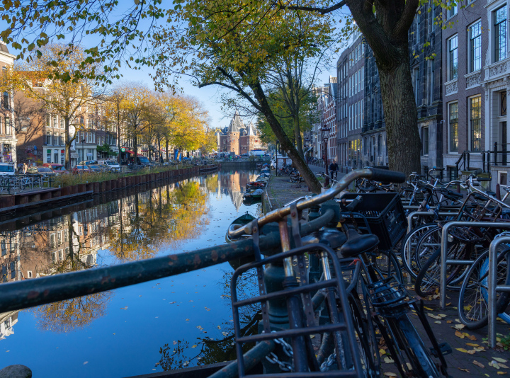 Zaparkowane Rowery i Kanał w Amsterdamie