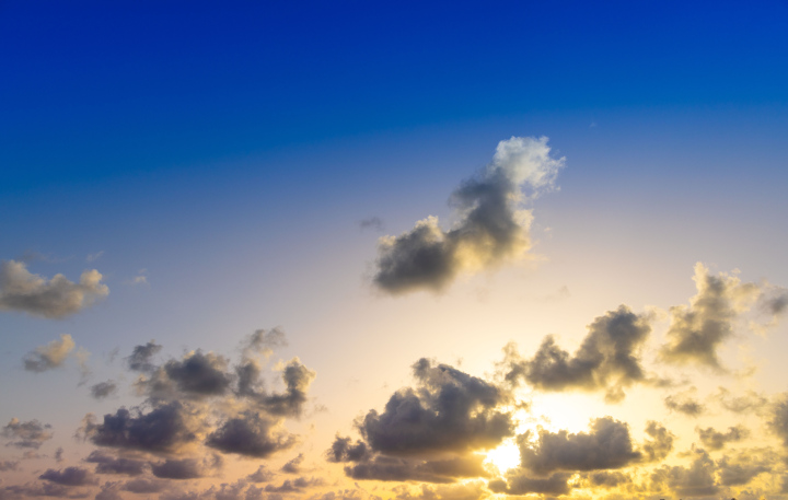 Niebo z obłokami i zaczodzącym słońcem - zdjęcie stockowe wyskoiej rozdzielczości