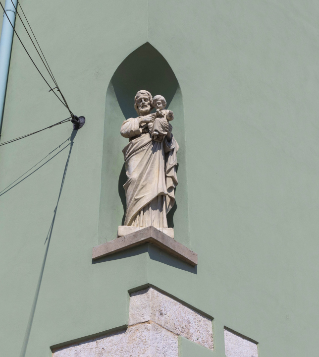 Figura świętego Józefa trzymającego Dzieciątko Jezus - przy ulicy Siennej w Krakowie