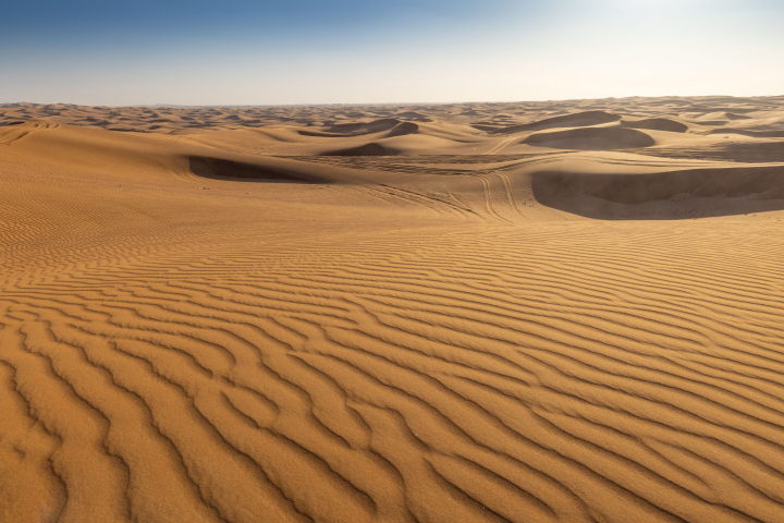 Pofalowana powierzchnia piasku na pustyni
