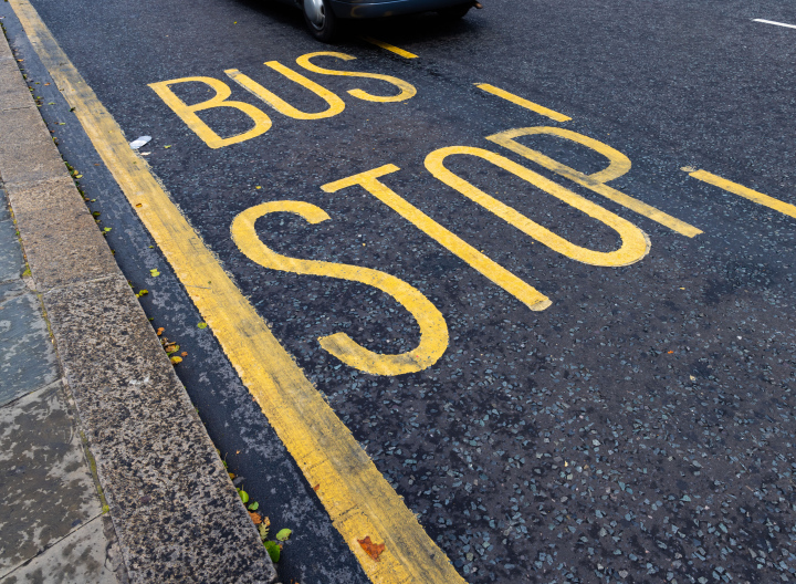 Przystanek Autobusowy , napis na asfalcie