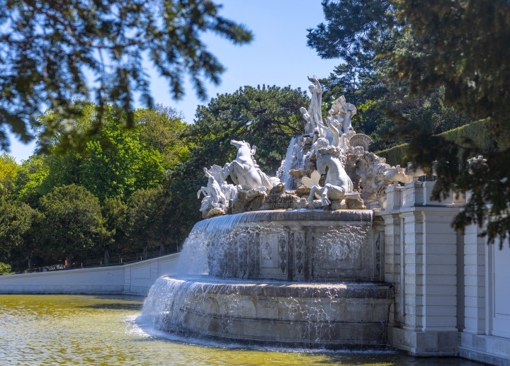 Zabytkowa Fontanna w Parku Historic Schönbrunn