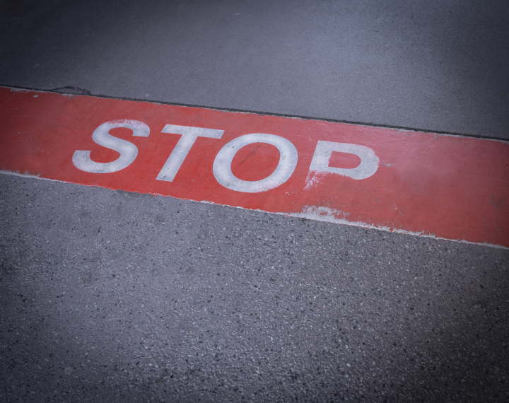 Stop - napis na jezdni