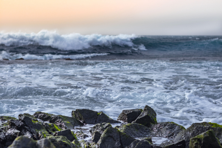 Kamienie na brzegu i oceaniczne fale