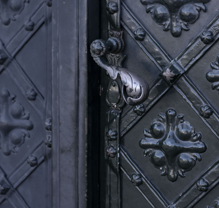 Zabytkowe Drzwi z Kutymi Elementami