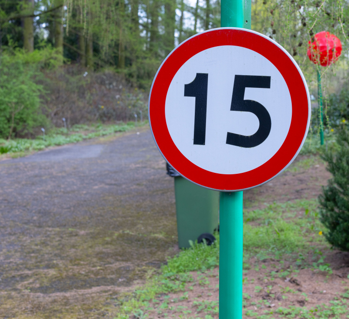 Znak Drogowy ograniczenie prędkości do 15 km/h