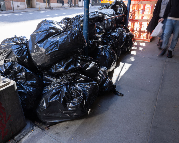 Czarne Worki ze śmieciami na ulicy