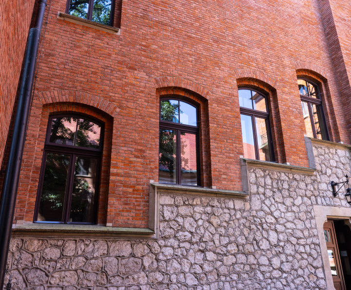 Okna w fasadzie zabytkowego budynku