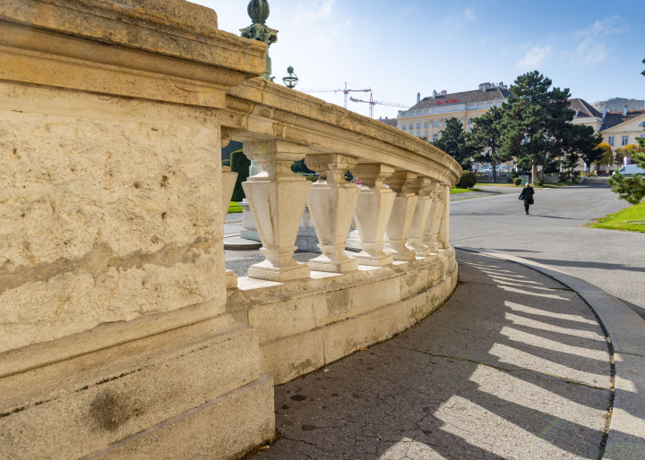 Kamienne Tralki, balustrady przed Wiedeńskim muzeum.