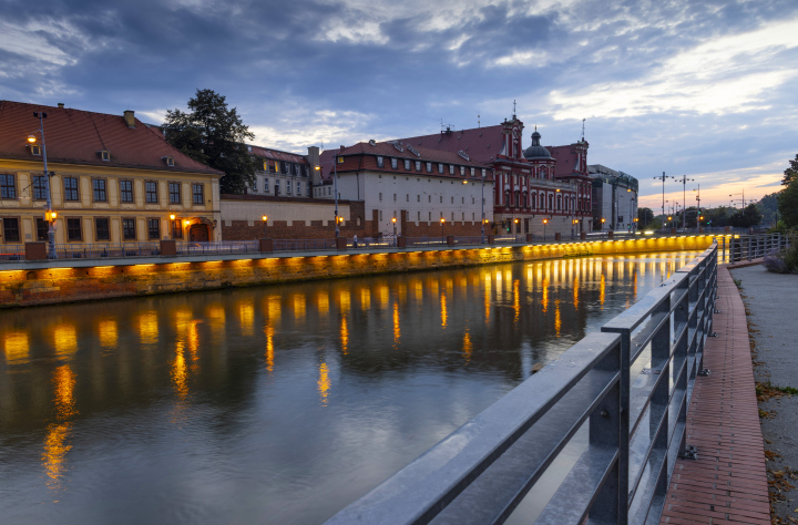 Widok z Wyspy Daliowej na Ulicę Grodzką we Wrocławiu 