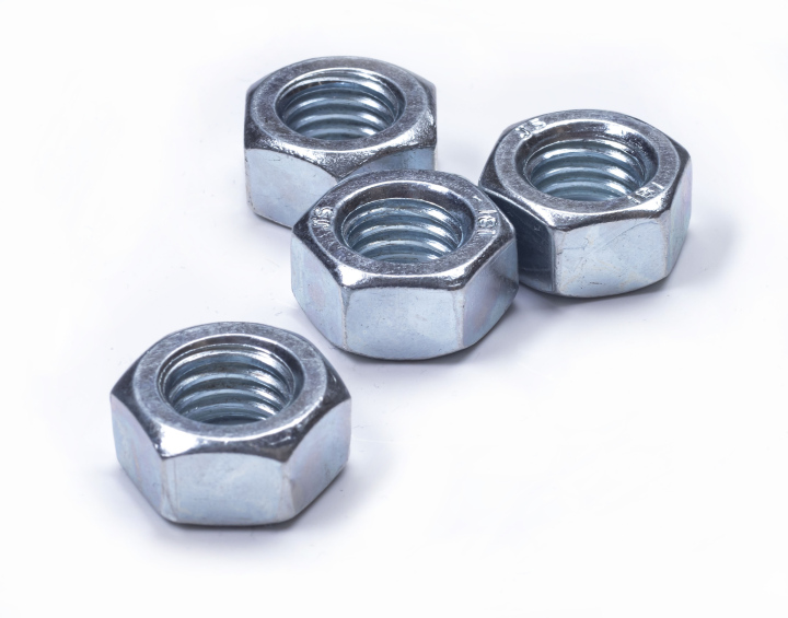 Stalowe nakrętki, śruby