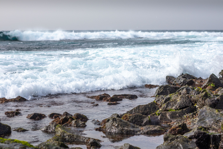 MOrskie fale przy kamienistym brzegu