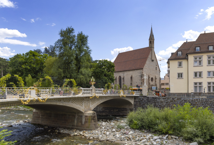 Most Pocztowy nad rzeką Passer w Meran (Merano) - zdjęcie stockowe