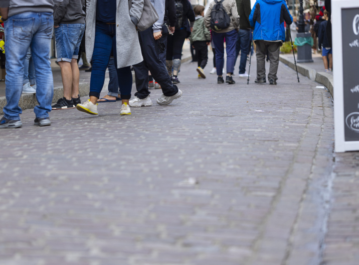 Zatłoczona Miejscowość Turystyczna, Tłum na Ulicy