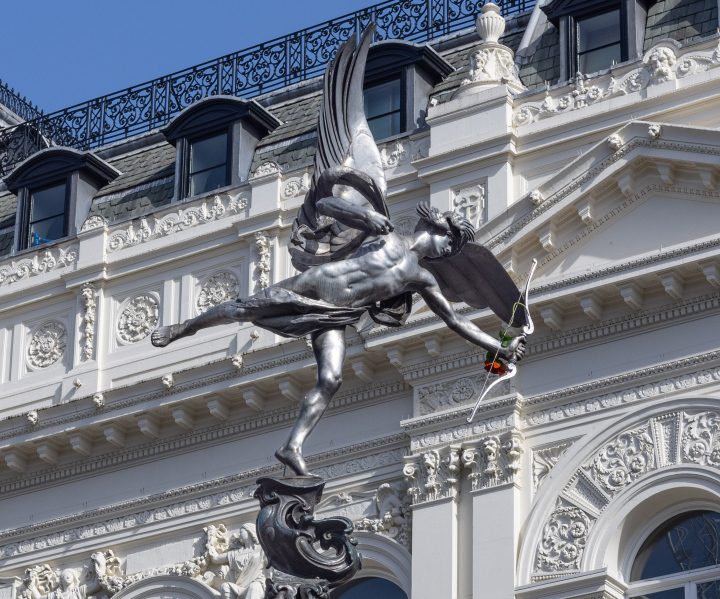 Figurka Anterosa na fontannie w Londynie