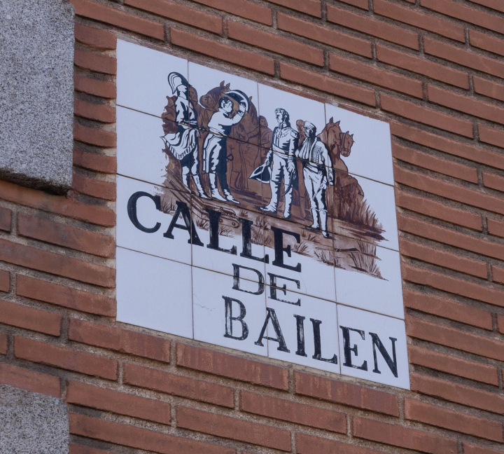 Ceramiczny znak ulicy Calle de Bailén na ceglastej ścianie w Madrycie, Hiszpania