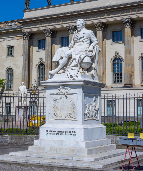 Pomnik Aleksandra von Humboldta obok głównego gmachu Uniwersytetu Humboldta przy alei Unter den Linden w Berlinie
