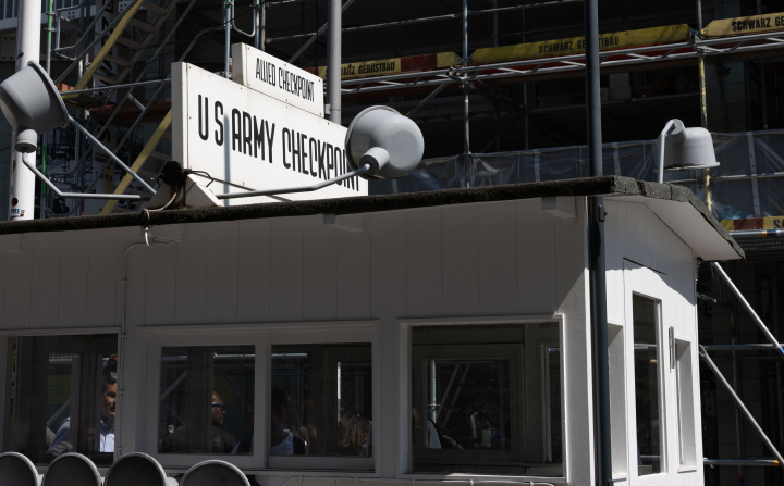 Berli Punkt Kontrolny w działający czasie zimnej wojny zdjęcie stockowe