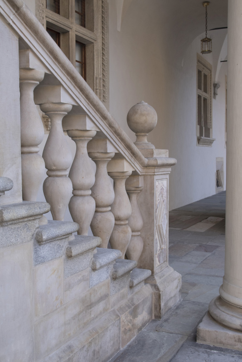 Zabytkowe schody, Krużganki na Wawelu, kulumna
