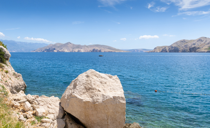 Widok na Wyspę Otok z plaży Baska. Chorwacja, Darmowe Zdjęcie.