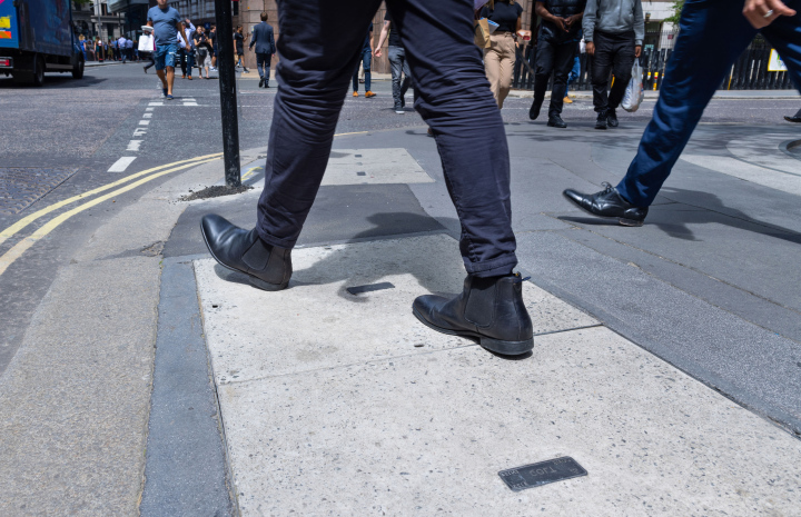 Kroki na Ulicy. Stopy w Butach.