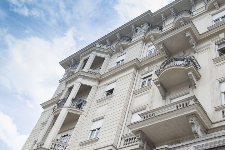 Zabytkowa Kamienica z Balkonami