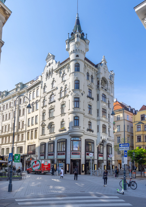 Zabytkowy budynek w Wiedniu. Narożna kamienica pomiędzy Bognergasse, Irisgasse i Naglergasse