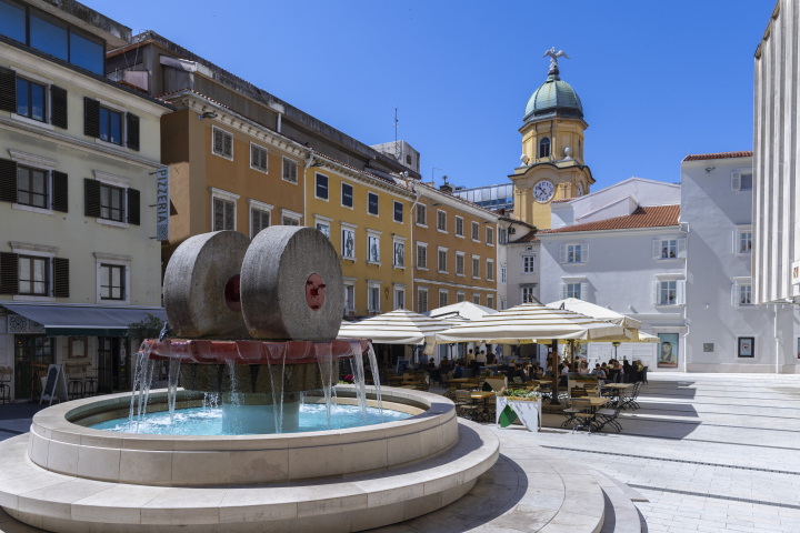 Rijeka - Centrum Starego Miasta. Fontanna i Ogródki Kawiarniane.