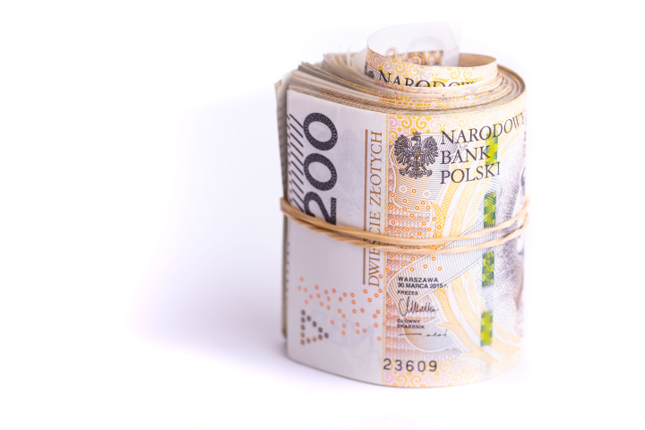 Polskie złotówki, zwinięty plik banknotów 200 zł