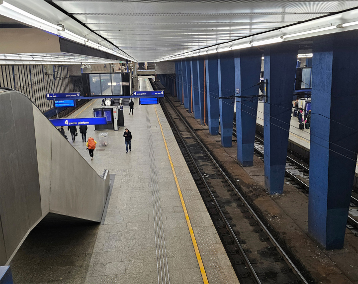 Peron na Dworcu Centralnym w Warszawie