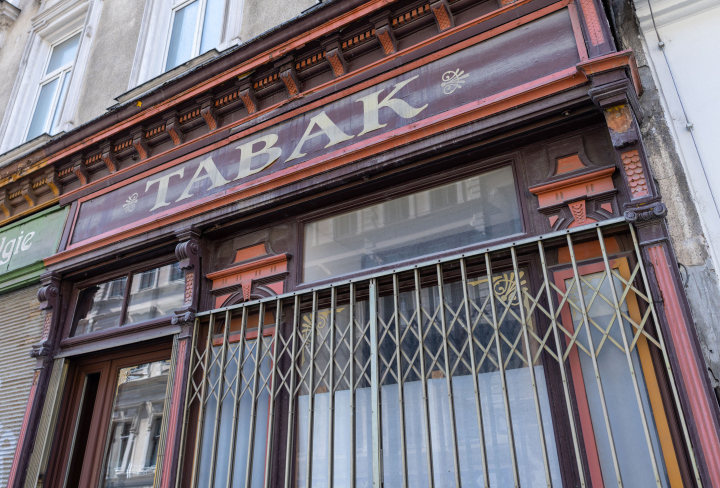 Stary, zamknięty sklep.