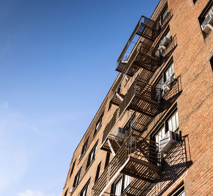 Typowy, Amerykański Budynek Mieszkalny z fasadą ze stalowymi balkonami - zdjęcie stockowe