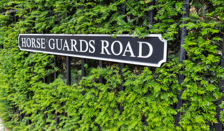 Horse Guards Road - napis